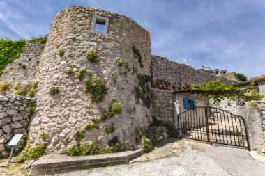 KRK adasındaki eski Vrbnik kasabasını çevreleyen duvarlar, şehirdeki anıtlar ve taş binalar, dar sokaklar boyunca bir yürüyüş