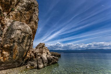 Adriyatik Denizi 'nin berrak mavi suları, KR adasındaki Vrbnik kasabasının turistik ilgi odağı olan küçük bir sahile gizli bir giriş.