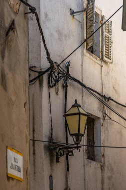 Resimli körfez ve Vela Luka 'dan Baska' ya uzanan turistik bir sahil olan KRK adasındaki çakıl taşı gibi boş Gnjilova plajı.