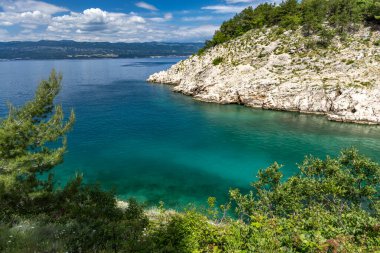 Vrbnik kasabası yakınlarındaki Pebbly Beach Kozica, Adriyatik Denizi kıyısındaki koyu masmavi su, Croati 'deki turizm sezonundan önce insanların olmadığı bir plaj.