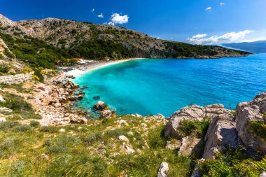 KRK adasındaki Natürist plaj ve Bunculuka kamp alanı, Akdeniz 'in masmavi suları, FK' de çıplak tatiller.