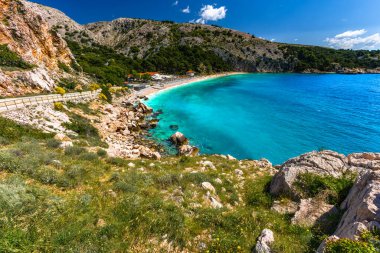 KRK adasındaki Natürist plaj ve Bunculuka kamp alanı, Akdeniz 'in masmavi suları, FK' de çıplak tatiller.