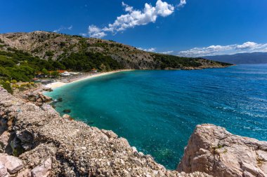 KRK adasındaki Natürist plaj ve Bunculuka kamp alanı, Akdeniz 'in masmavi suları, FK' de çıplak tatiller.