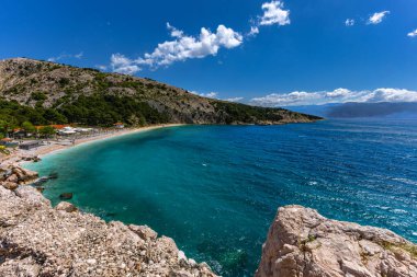 KRK adasındaki Natürist plaj ve Bunculuka kamp alanı, Akdeniz 'in masmavi suları, FK' de çıplak tatiller.