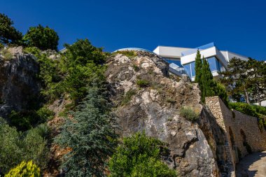 KRK adasındaki vahşi doğa, resimli manzara, deniz kenarındaki rahat ve pahalı daireler.