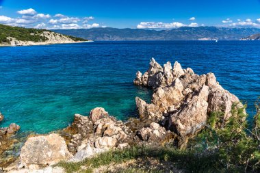 Hırvatistan 'daki KRK adasının kayalık kıyıları, Bunculaca Körfezi manzarası