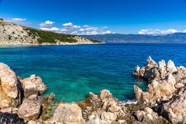 Hırvatistan 'daki KRK adasının kayalık kıyıları, Bunculaca Körfezi manzarası