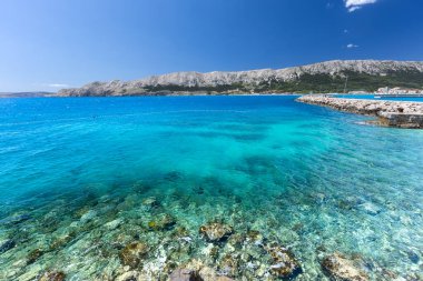 KR adasındaki Baska 'da Adriyatik Denizi' nde masmavi bir su.