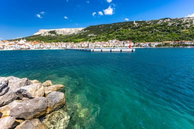 KR adasındaki Baska 'da Adriyatik Denizi' nde masmavi bir su.