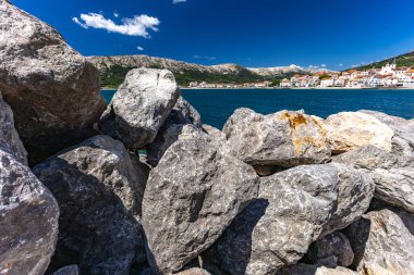 Adriyatik Denizi 'nin kayalık kıyıları, Baska' nın manzarası, eski kasabayı gezmek, Adriyatik Denizi 'nin masmavi suları.