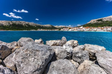 Adriyatik Denizi 'nin kayalık kıyıları, Baska' nın manzarası, eski kasabayı gezmek, Adriyatik Denizi 'nin masmavi suları.