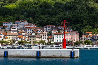 Baska 'da bir deniz feneri olan iskele KRK adasında, yaz mevsiminde şehirde bir yürüyüş ve gezi.