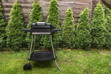 Arsaya yeni bir ızgara monte etmek, elektrikli ızgara, elektrikli ocak, termostat, elektrik kablosu, yaz barbeküsü hazırlıkları.