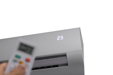 İnsanlarda klima uzaktan kumandası, beyaz arka planda klima cihazı.