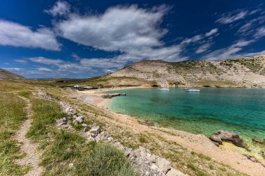 Koyun manzarası, Vela Luka plajı, dağın tepesinden plaj manzarası, resimli beac 'a giden kayalık patika.