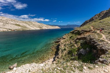 Aşağıda Vela Luka plajı olan körfezin manzarası, dağın tepesinden kumsal manzarası., 