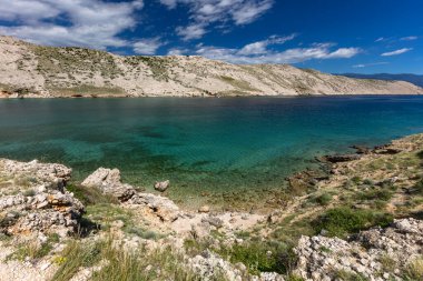 Aşağıda Vela Luka plajı olan körfezin manzarası, dağın tepesinden kumsal manzarası., 