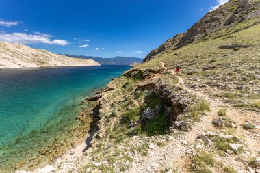 Aşağıda Vela Luka plajı olan körfezin manzarası, dağın tepesinden kumsal manzarası., 
