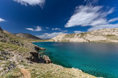 Aşağıda Vela Luka plajı olan körfezin manzarası, dağın tepesinden kumsal manzarası., 