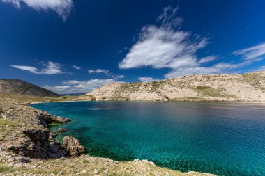 Aşağıda Vela Luka plajı olan körfezin manzarası, dağın tepesinden kumsal manzarası., 