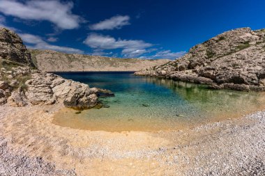 Resimli körfez ve Vela Luka 'dan Baska' ya uzanan turistik bir sahil olan KRK adasındaki çakıl taşı gibi boş Gnjilova plajı.