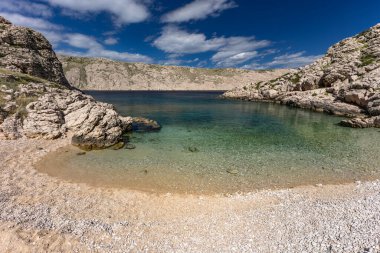 Resimli körfez ve Vela Luka 'dan Baska' ya uzanan turistik bir sahil olan KRK adasındaki çakıl taşı gibi boş Gnjilova plajı.