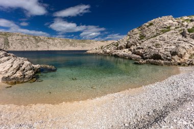 Resimli körfez ve Vela Luka 'dan Baska' ya uzanan turistik bir sahil olan KRK adasındaki çakıl taşı gibi boş Gnjilova plajı.