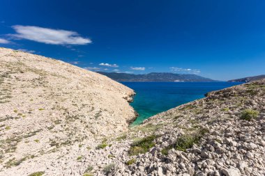 Resimli körfez ve Vela Luka 'dan Baska' ya uzanan turistik bir sahil olan KRK adasındaki çakıl taşı gibi boş Gnjilova plajı.