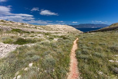 Resimli körfez ve Vela Luka 'dan Baska' ya uzanan turistik bir sahil olan KRK adasındaki çakıl taşı gibi boş Gnjilova plajı.