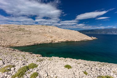 Resimli körfez ve Vela Luka 'dan Baska' ya uzanan turistik bir sahil olan KRK adasındaki çakıl taşı gibi boş Gnjilova plajı.
