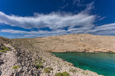 Resimli körfez ve Vela Luka 'dan Baska' ya uzanan turistik bir sahil olan KRK adasındaki çakıl taşı gibi boş Gnjilova plajı.