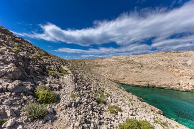 Resimli körfez ve Vela Luka 'dan Baska' ya uzanan turistik bir sahil olan KRK adasındaki çakıl taşı gibi boş Gnjilova plajı.