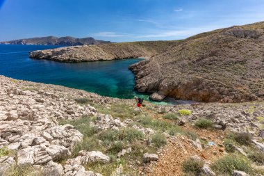 Resimli körfez ve Vela Luka 'dan Baska' ya uzanan turistik bir sahil olan KRK adasındaki çakıl taşı gibi boş Gnjilova plajı.