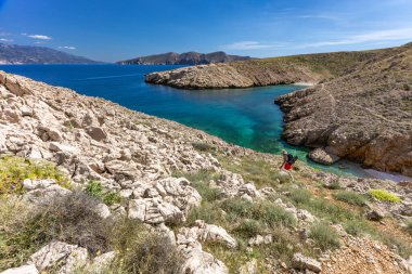 Resimli körfez ve Vela Luka 'dan Baska' ya uzanan turistik bir sahil olan KRK adasındaki çakıl taşı gibi boş Gnjilova plajı.