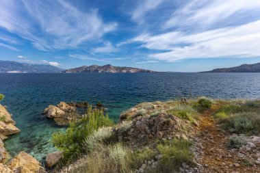 Resimli körfez ve Vela Luka 'dan Baska' ya uzanan turistik bir sahil olan KRK adasındaki çakıl taşı gibi boş Gnjilova plajı.