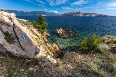 Resimli körfez ve Vela Luka 'dan Baska' ya uzanan turistik bir sahil olan KRK adasındaki çakıl taşı gibi boş Gnjilova plajı.