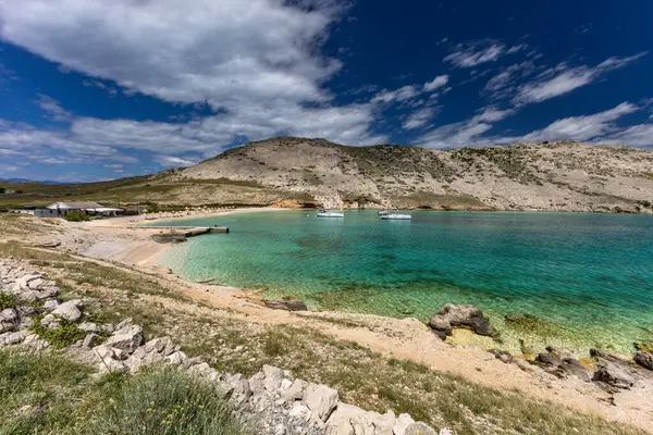 Koyun manzarası, Vela Luka plajı, dağın tepesinden plaj manzarası, resimli beac 'a giden kayalık patika.