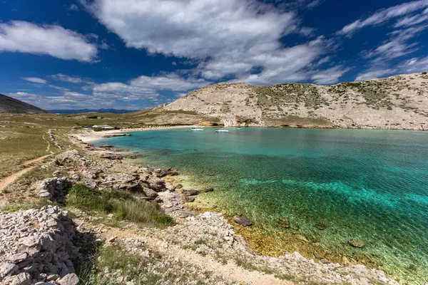 Aşağıda Vela Luka plajı olan körfezin manzarası, dağın tepesinden kumsal manzarası., 