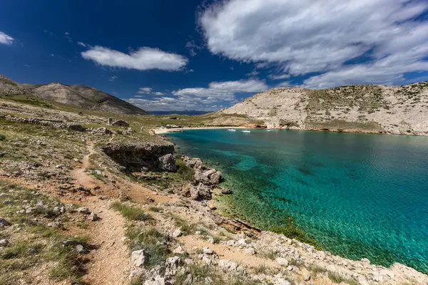 Aşağıda Vela Luka plajı olan körfezin manzarası, dağın tepesinden kumsal manzarası., 