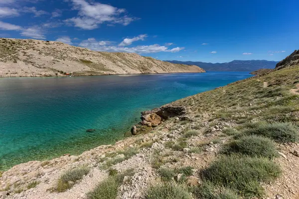 Aşağıda Vela Luka plajı olan körfezin manzarası, dağın tepesinden kumsal manzarası., 
