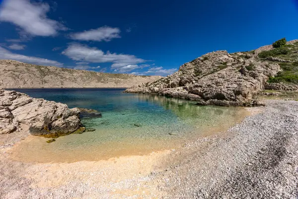 Resimli körfez ve Vela Luka 'dan Baska' ya uzanan turistik bir sahil olan KRK adasındaki çakıl taşı gibi boş Gnjilova plajı.