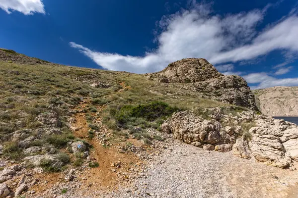 Resimli körfez ve Vela Luka 'dan Baska' ya uzanan turistik bir sahil olan KRK adasındaki çakıl taşı gibi boş Gnjilova plajı.