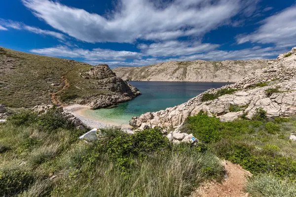 Resimli körfez ve Vela Luka 'dan Baska' ya uzanan turistik bir sahil olan KRK adasındaki çakıl taşı gibi boş Gnjilova plajı.