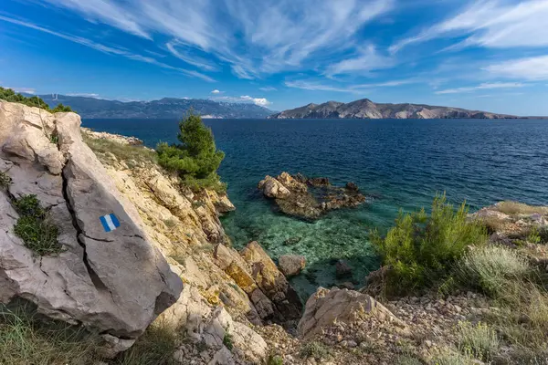 Resimli körfez ve Vela Luka 'dan Baska' ya uzanan turistik bir sahil olan KRK adasındaki çakıl taşı gibi boş Gnjilova plajı.