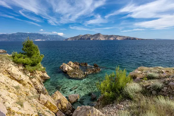 Resimli körfez ve Vela Luka 'dan Baska' ya uzanan turistik bir sahil olan KRK adasındaki çakıl taşı gibi boş Gnjilova plajı.