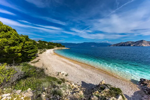 Resimli körfez ve Vela Luka 'dan Baska' ya uzanan turistik bir sahil olan KRK adasındaki çakıl taşı gibi boş Gnjilova plajı.
