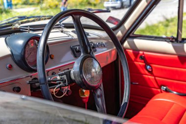 Wyrazow, Silezya Voyvoda, Polonya - 1 Haziran 2025 - Vintage otomobil fuarı, gri renkli Syrena 105 'i FSM Fabrikasından kırmızı iç mekan ile restore etti