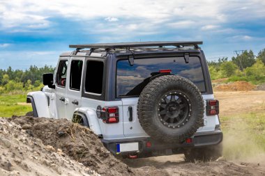 Zorlu arazide off-road aracı, off-road araba rallisi, off-road araba yarışı