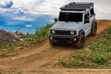 Zorlu arazide off-road aracı, off-road araba rallisi, off-road araba yarışı