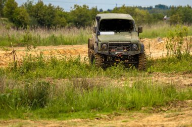 Zorlu arazide off-road aracı, off-road araba rallisi, off-road araba yarışı